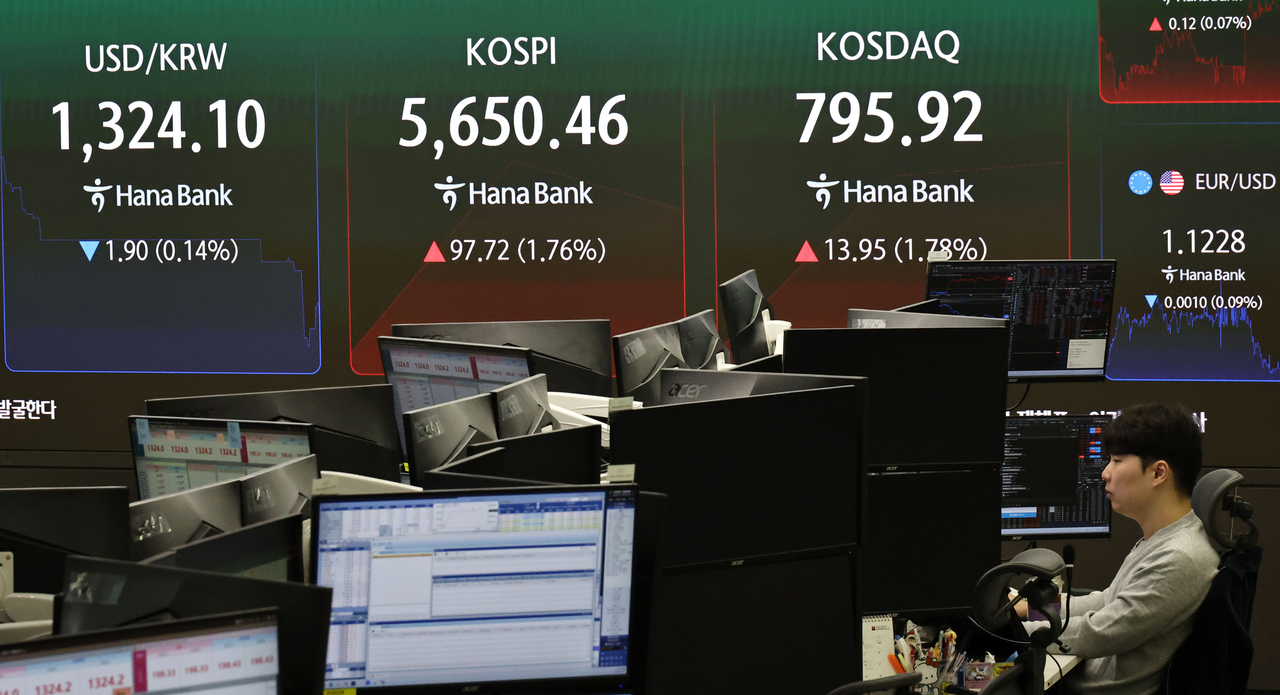 An electronic board showing the Korea Composite Stock Price Index at a dealing room of the Hana Bank headquarters in Seoul on Wednesday. (Yonhap)