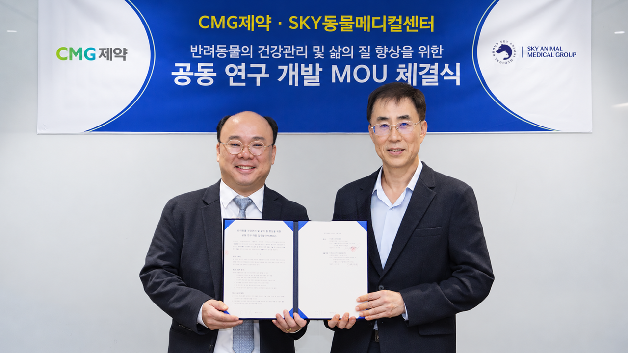 CMG Pharmaceutical CEO Lee Ju-hyung (right) and SKY Animal Medical Center CEO Oh I-se pose for a photo after signing the agreement. [CMG Pharmaceutical]