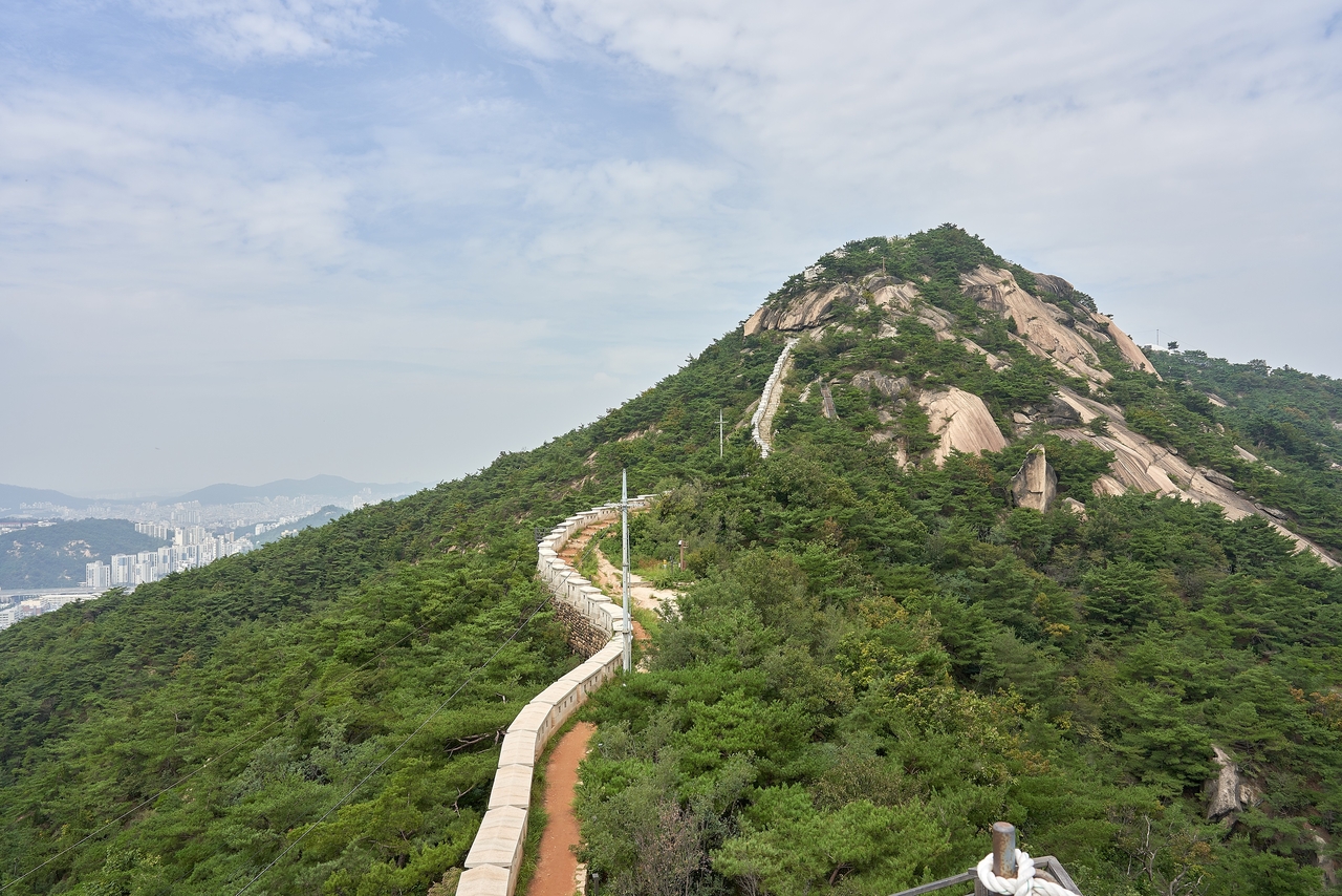 This photo shows a section of the Capital Fortifications of Hanyang on Inwangsan in Seoul. (Seoul Metropolitan Government’s Hanyangdoseong website)