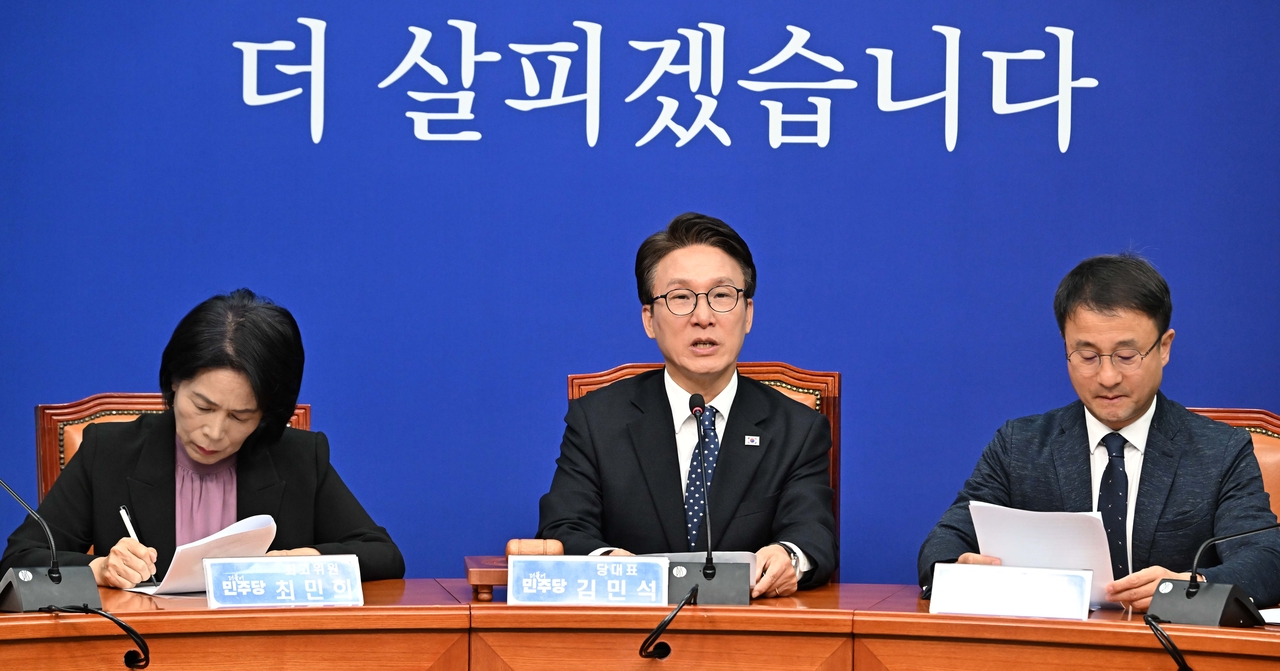 김민석 더불어민주당 대표가 21일 오전 서울 여의도 국회에서 열린 최고위원회의에서 모두발언하고 있다. 이상섭 기자