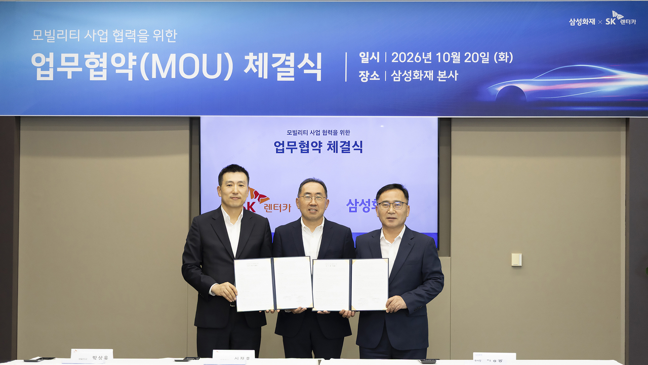 박상욱 SK렌터카 대표이사, 신정호 SK렌터카 대표이사, 이상동 삼성화재 자동차보험부문 부사장이 지난 20일 서울 서초구 삼성화재 본사에서 열린 미래 모빌리티 사업 협력 업무협약 체결식에서 기념 촬영을 하고 있다. [SK렌터카 제공]