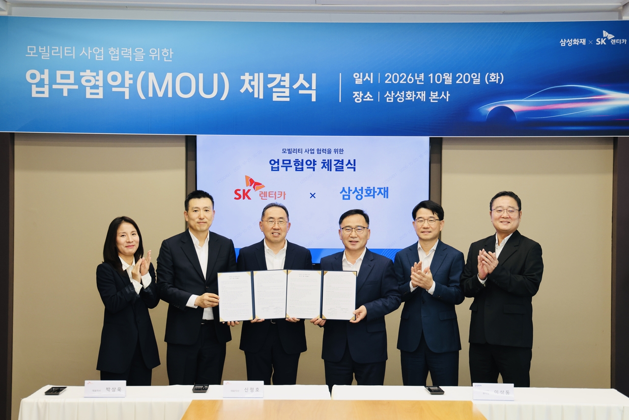 From left: Jo Hui-yeong, SK Rent-a-Car asset management director; Park Sang-wook and Shin Jeong-ho, SK Rent-a-Car co-CEOs; Lee Sang-dong, Samsung Fire executive vice president and head of auto insurance; Oh Il-seok, Samsung Fire mobility business team head; and Kwon Yeong-jip, Samsung Fire auto insurance strategy team head, pose for a photo at the MOU signing ceremony. [Samsung Fire]