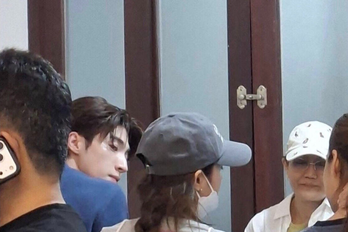 Lisa (right) is seen sitting next to Thai actor Blue Pongtiwat at a restaurant in Bangkok on Oct. 15. (@idahida69, X)