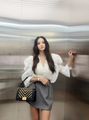 한채영, 명품백으로 고급미 완성..달라진 분위기에 바비인형 몸매는 그대로