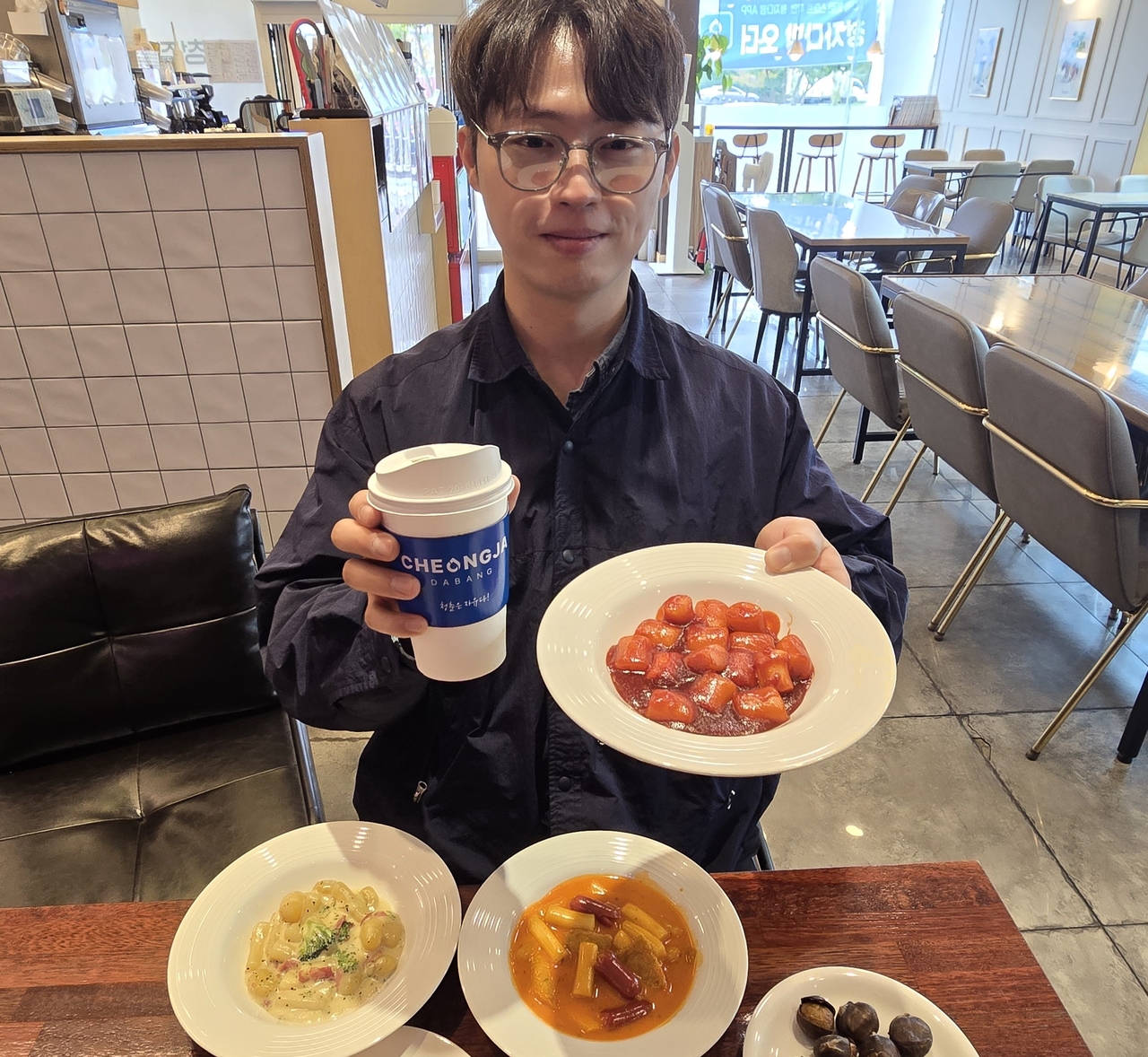 강성철 청자다방 실장이 신제품으로 출시한 떡볶이  3종 세트를 소개하고 있다. 저기커피시장은 단순히 커피판매를 넘어 편의점, 분식 등 영역을 확대하고 있다.