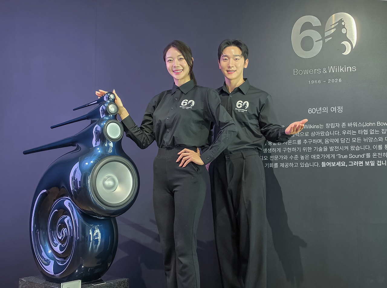 JBL 모델이 21일 서울 삼성동 프로젝트 스페이스 라인에 위치한 JBL 80주년 및 바워스 앤 월킨스 60주년 특별 전시관에서 바워스 앤 윌킨스 제품을 소개하고 있다. [삼성전자 제공]
