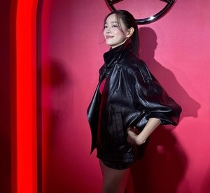 김세정, 상큼함 버리고 섹시함 채웠다..가죽재킷 속 감춰둔 압도적 볼륨감