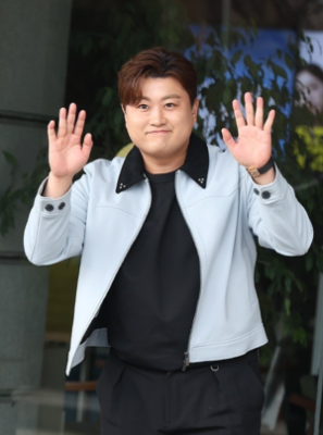 [뮤즈이슈]‘가석방’ 김호중, 발목 수술받은 근황‥활동 재개는 아직