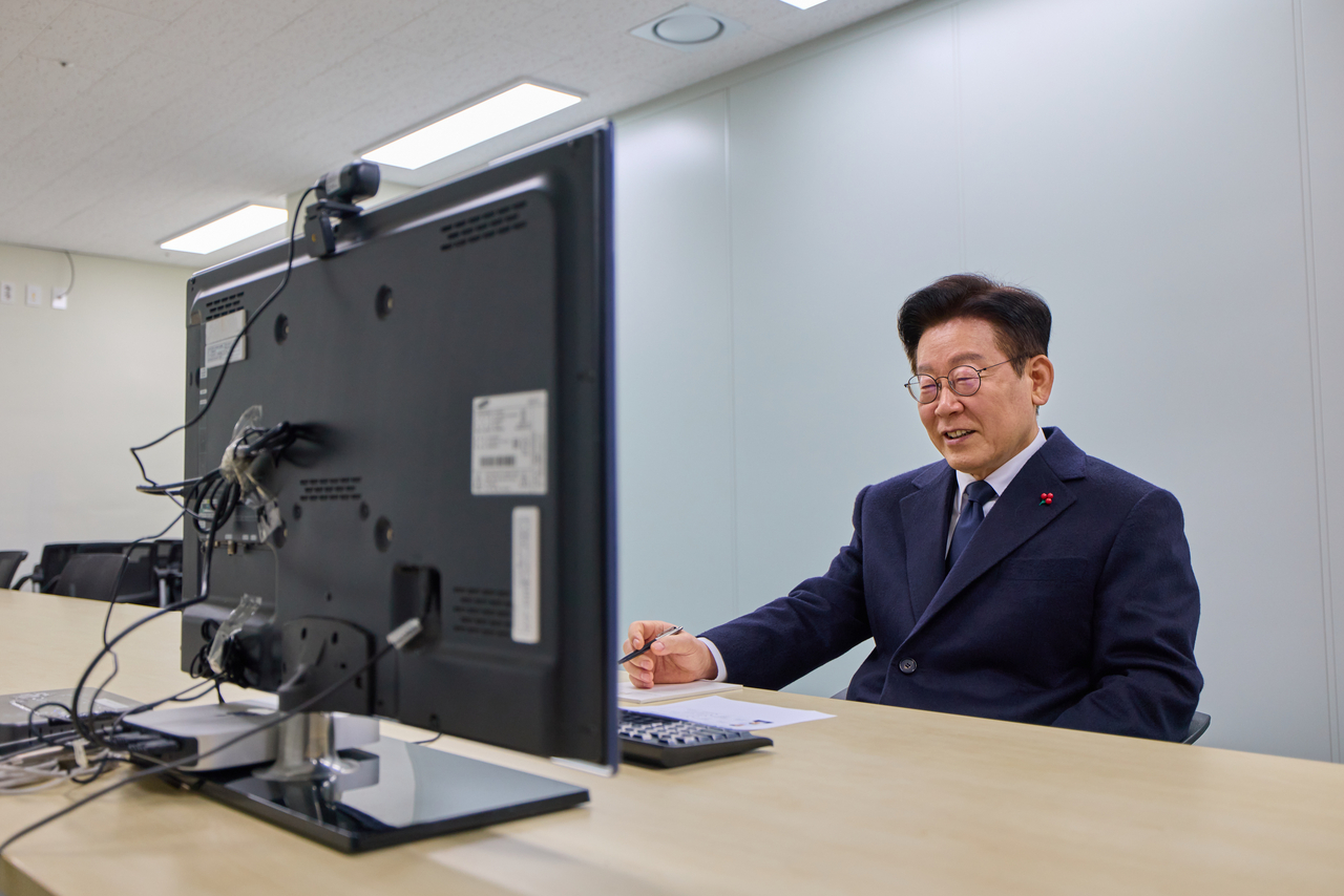 이재명 대통령이 지난 1월 26일 서울 종로구 정부서울청사 창성동 별관에 있는 초국가범죄 특별대응 TF 사무실을 방문해 캄보디아 현지에서 근무하는 공무원들과 화상통화하며 격려하고 있다. [연합]