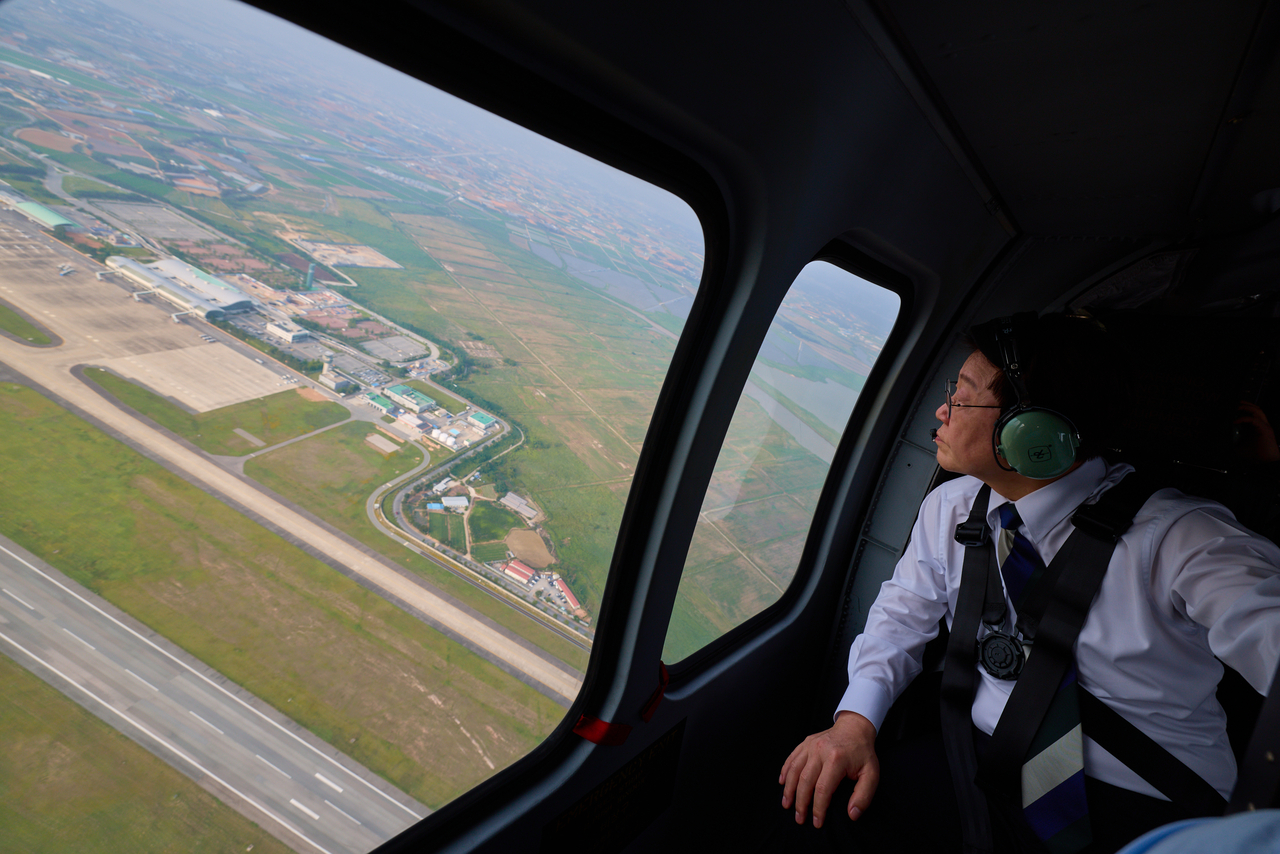 President Lee Jae Myung inspects Muan International Airport during an aerial tour of the southwestern region on June 30. [Provided by Cheong Wa Dae. Redistribution and DB prohibited] (Yonhap)