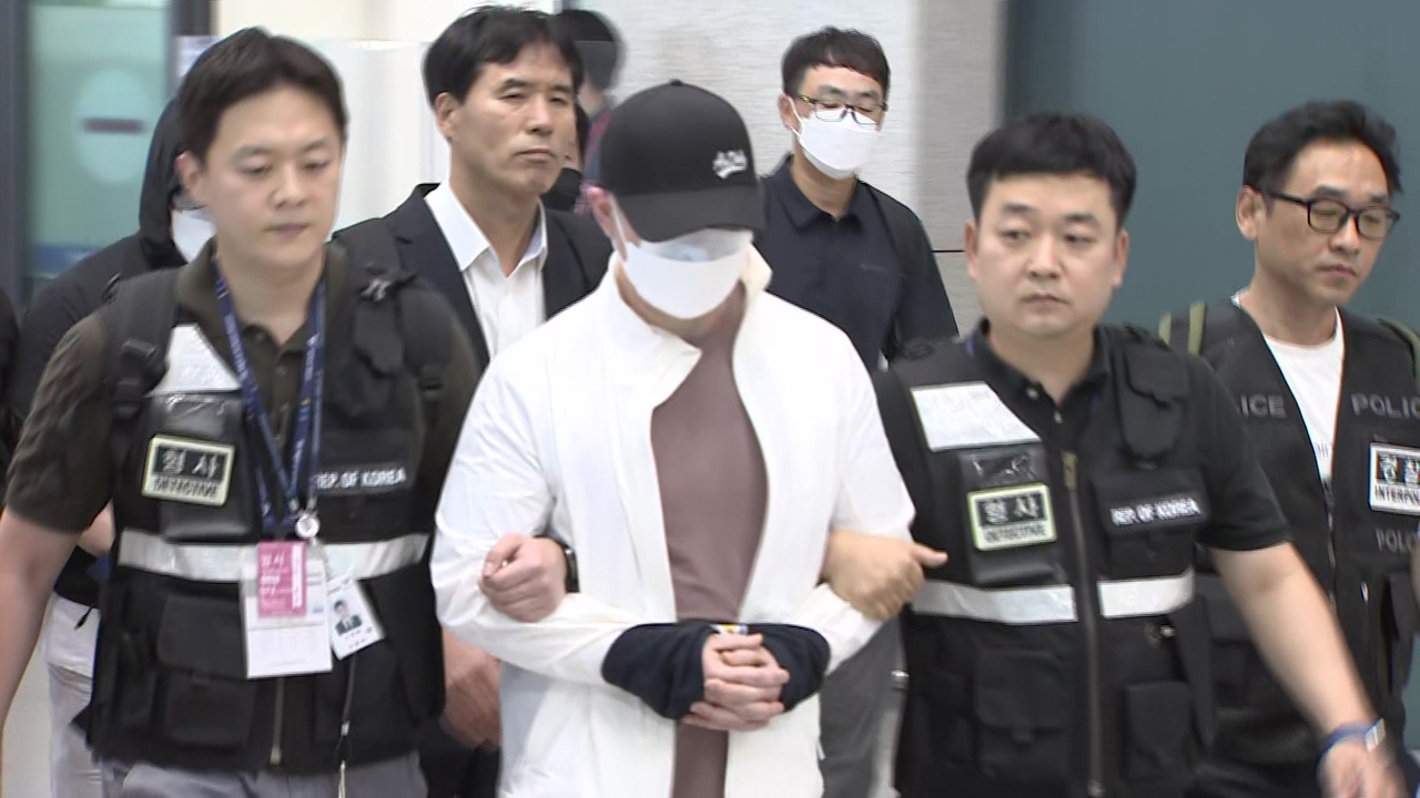 지난 7월 4일 인천국제공항에서 경찰이 아랍에미리트(UAE)에서 수조원대의 불법 도박사이트를 운영한 총책을 압송하고 있다. [연합]