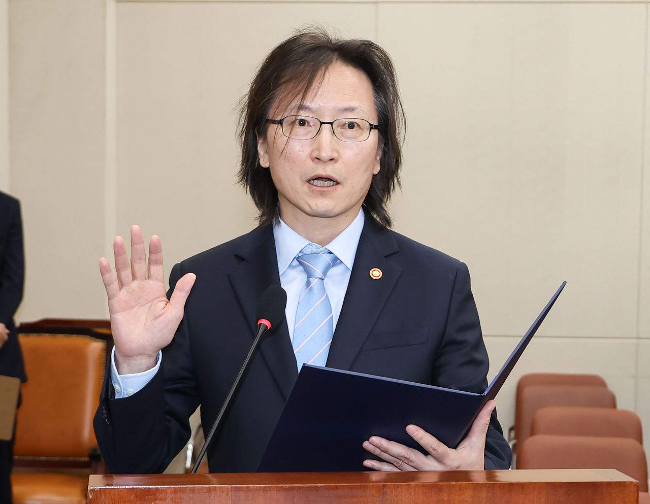 주병기 공정거래위원장이 지난 12일 국회에서 열린 정무위원회 국정감사에서 증인 선서를 하고 있다. [연합]