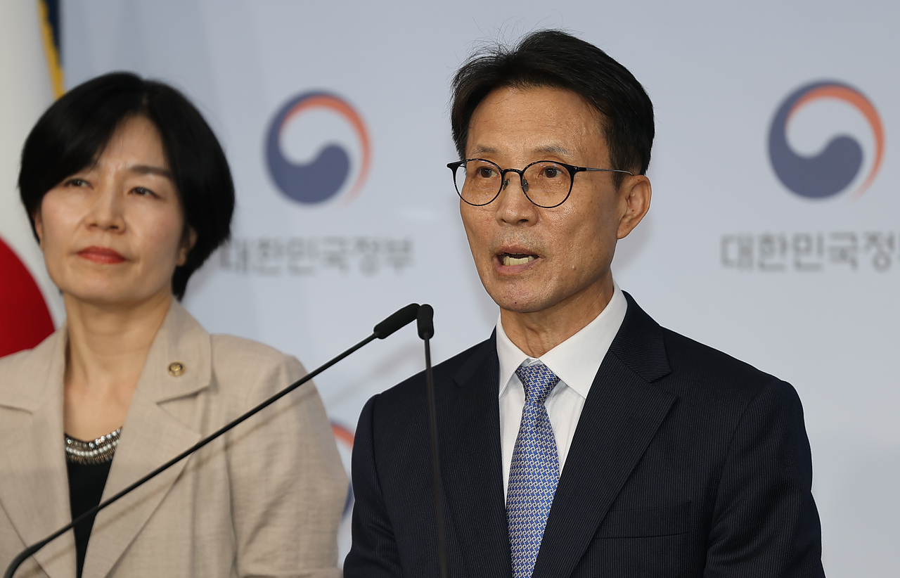 Kim Jin-oh (right), vice chair of the Presidential Committee on Aging Society and Population Policy, and First Vice Minister of Health and Welfare Hyun Soo-yeop brief reporters on the national population strategy at the Government Complex Seoul on Oct. 12. (Yonhap)