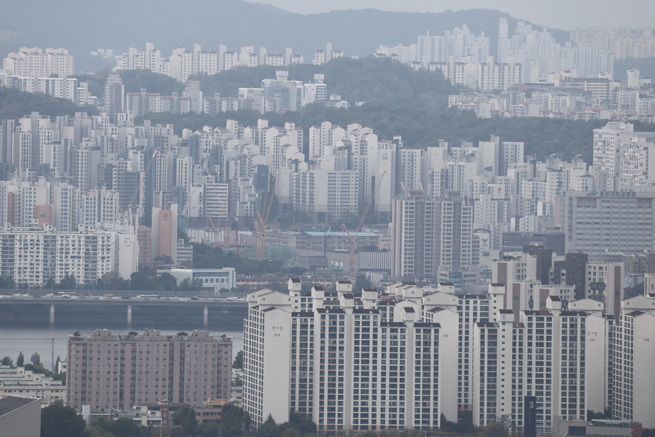 18일 서울 남산에서 바라본 서울 시내 아파트 단지 일대. [연합]
