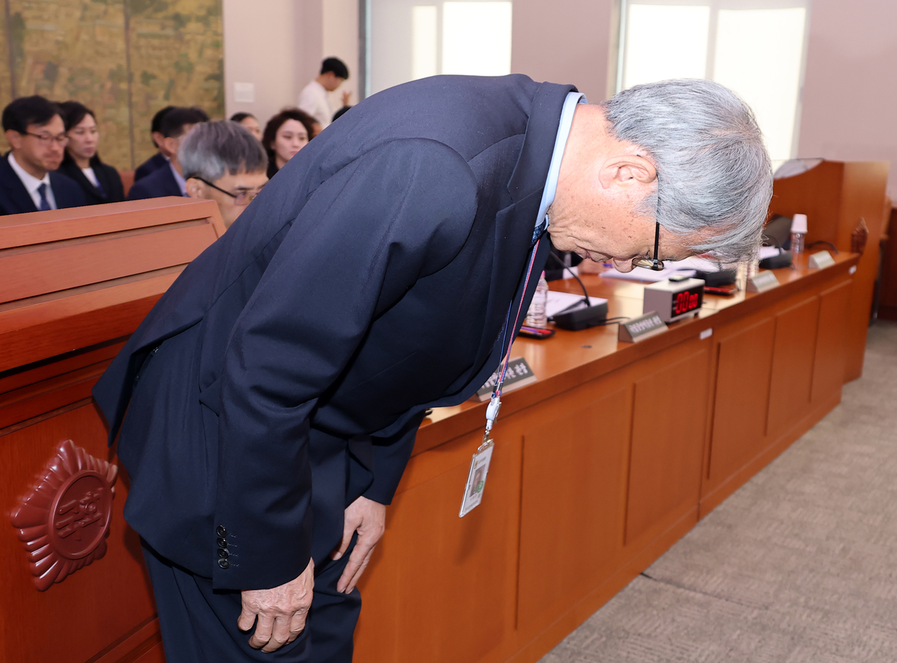 You Hong-june, director of the National Museum of Korea, apologizes at the National Assembly's annual audit conducted by the Culture, Sports and Tourism Committee on Monday. (Yonhap)