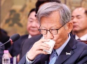 Yu Hong-jun resigns as National Museum of Korea chief over pro-Japanese calligraphy controversy; President Lee accepts