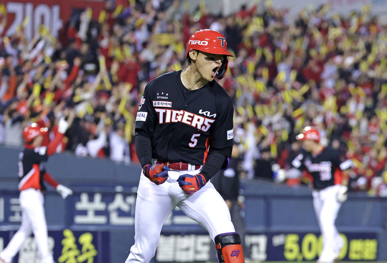 20일 서울 잠실야구장에서 열린 KBO 프로야구 포스트시즌 준플레이오프 3차전 KIA 타이거즈와 LG 트윈스의 경기. 2회초 1사 만루 상황에서 KIA 김도영이 만루 홈런을 친 뒤 환호하고 있다. [연합]