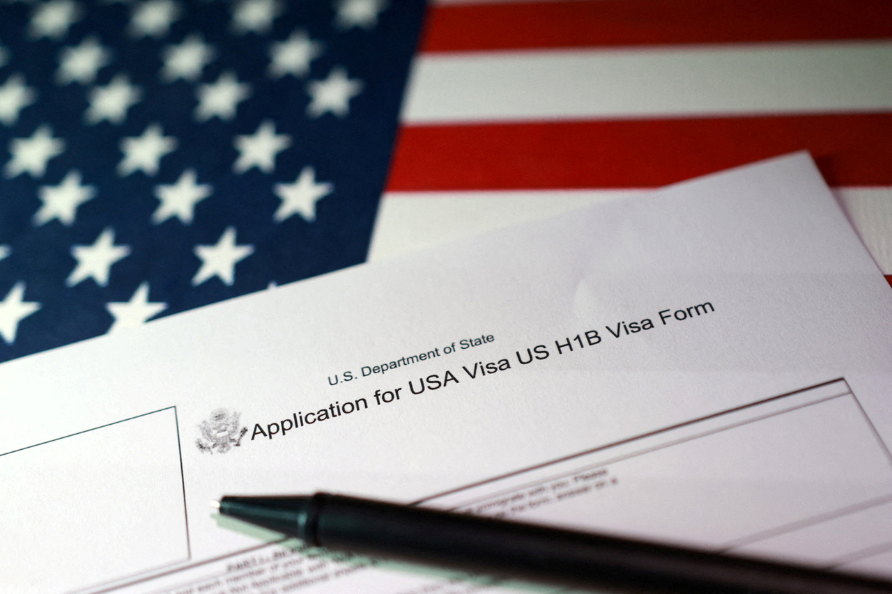 A US flag and a US H-1B Visa application form (Reuters-Yonhap)