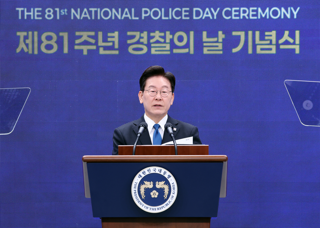 이재명 대통령이 21일 서울 서대문구 경찰청에서 열린 81주년 경찰의 날 기념식에서 기념사를 하고 있다. [연합]