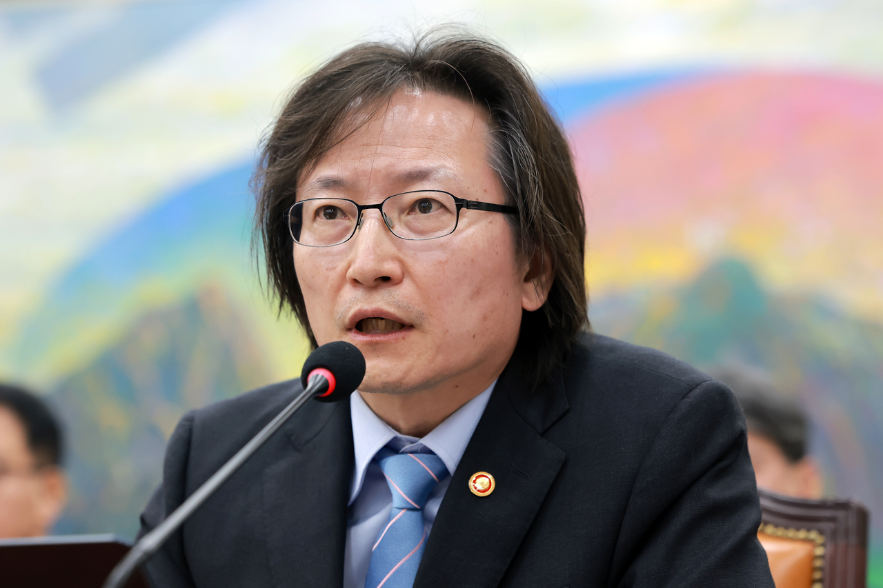 Fair Trade Commission Chairman Ju Byung-ki answers questions from lawmakers at a comprehensive audit of the Political Affairs Committee at the National Assembly on Wednesday. [Yonhap]