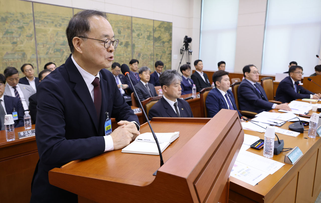 Lee Yong-su, acting president of the Korea Football Association, answers questions from lawmakers at a national audit of the Korean Sport & Olympic Committee and related bodies held at the National Assembly's Culture, Sports and Tourism Committee on Wednesday. [Yonhap]