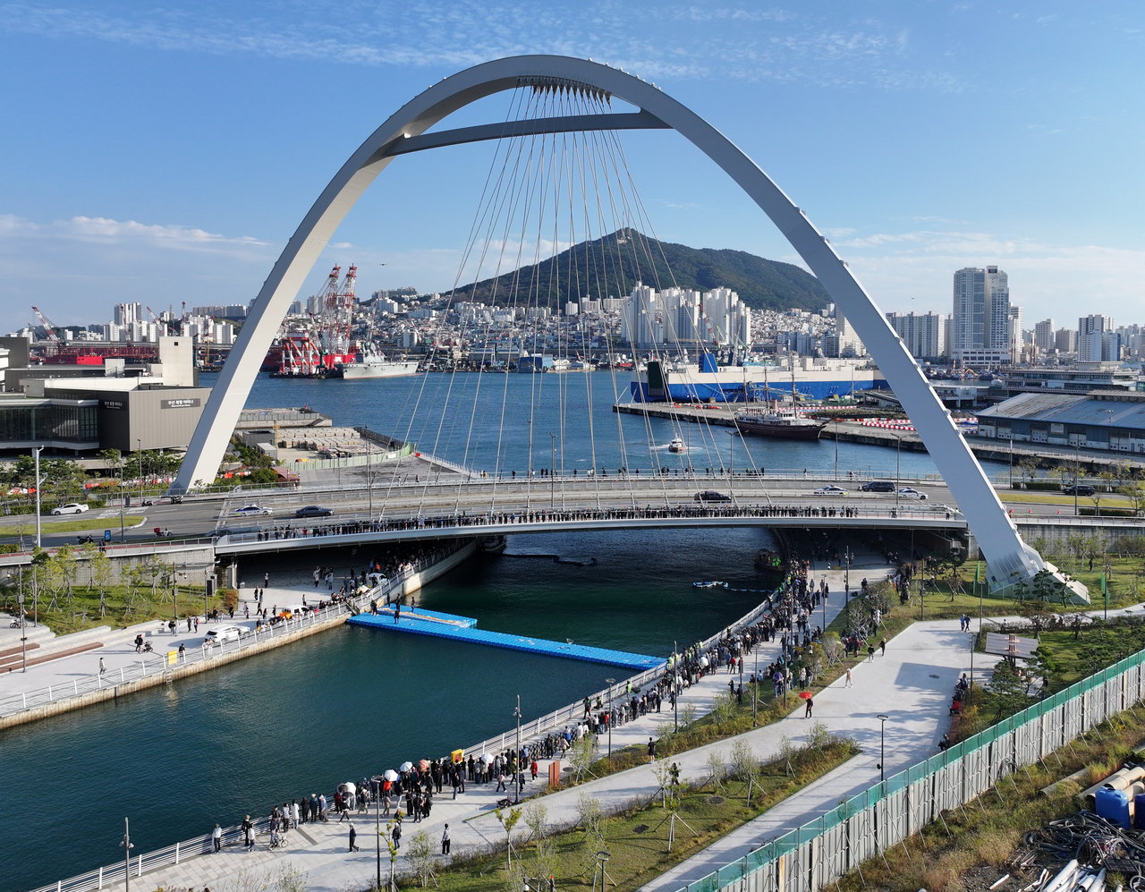 People gather at North Port Waterfront Park in Busan, where "Bukang-i," a female dusky shark, moved into the open sea on Wednesday. (Yonhap)