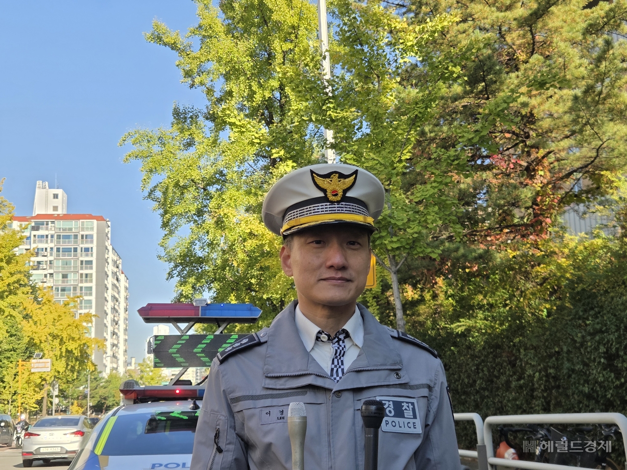 22일 오전 9시께 서울 송파구 가락동 신가초등학교 앞에서 이경진 송파경찰서 교통과장이 단속 브리핑을 하고 있다. 이영기 기자