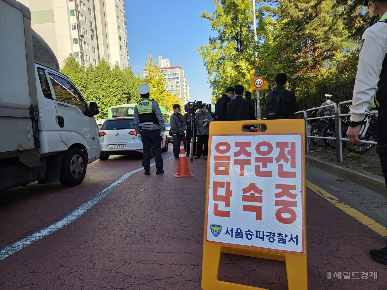 22일 오전 8시30분께 서울 송파구 가락동 신가초등학교 앞에서 서울 송파경찰서 경찰관들이 스쿨존 교통 단속을 하고 있다. 이영기 기자