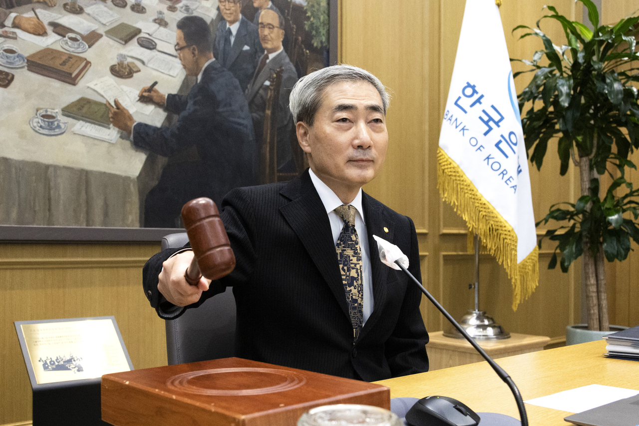 Bank of Korea Governor Shin Hyun-song strikes the gavel at the Monetary Policy Board's plenary meeting at the Bank of Korea headquarters in Jung-gu, Seoul, on Thursday. Joint press corps