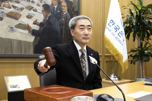 한은, 기준금리 3%로 동결…2연속 인상 후 숨 고르기