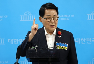 [속보] 박지원 “李대통령 SNS? 좋지만, 잠 좀 주무셔야”
