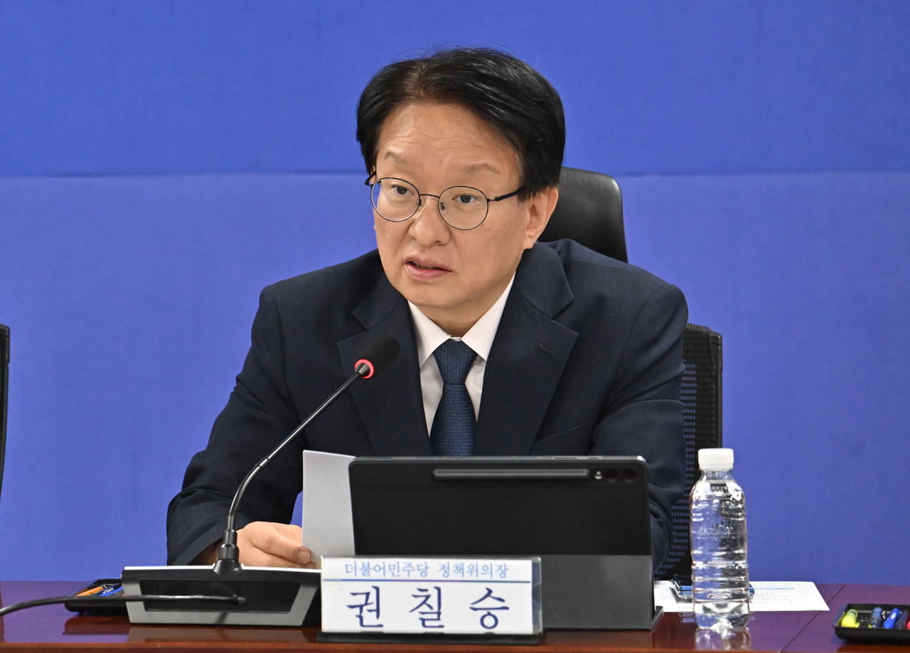 Democratic Party of Korea Policy Committee Chairman Kwon Chil-seung speaks at a party-government meeting at the National Assembly in Yeouido, Seoul. Lim Se-jun
