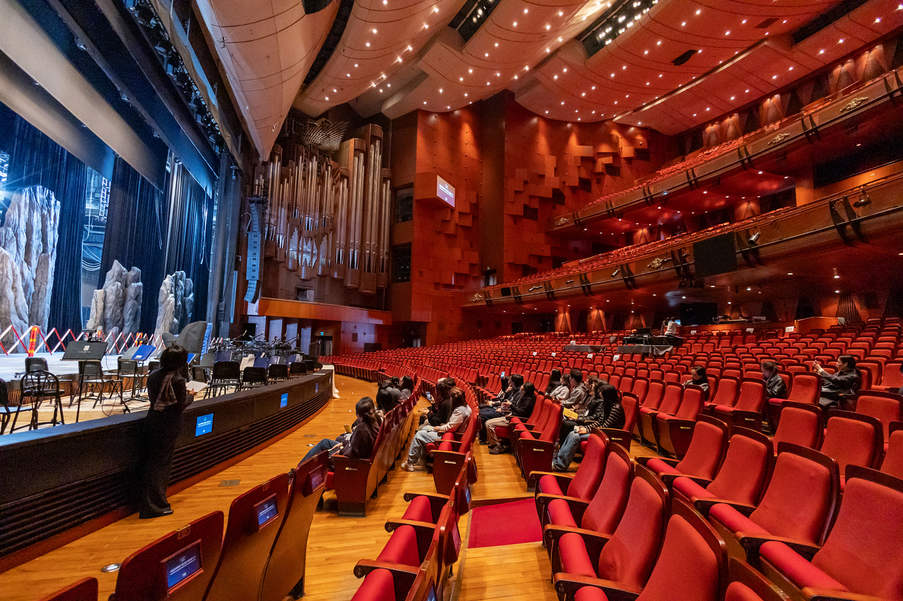 Visitors tour the Sejong Center for the Performing Arts. (Seoul Metropolitan Government)