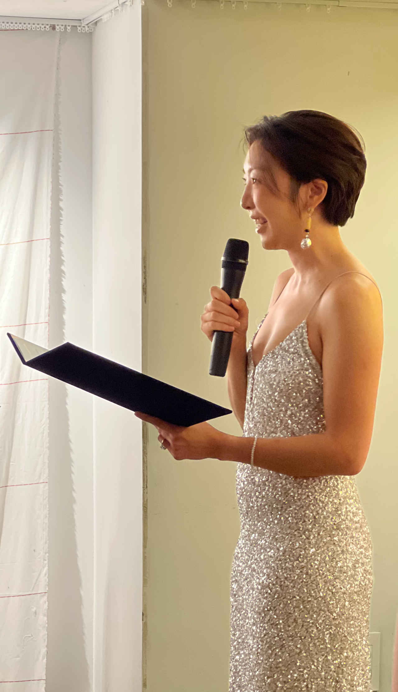 Cho Seung-yeon reads a divorce declaration containing messages to herself during a ceremony marking the end of her marriage at Nerd House Bukchon in Seoul on Oct. 2. (Cho Seung-yeon)