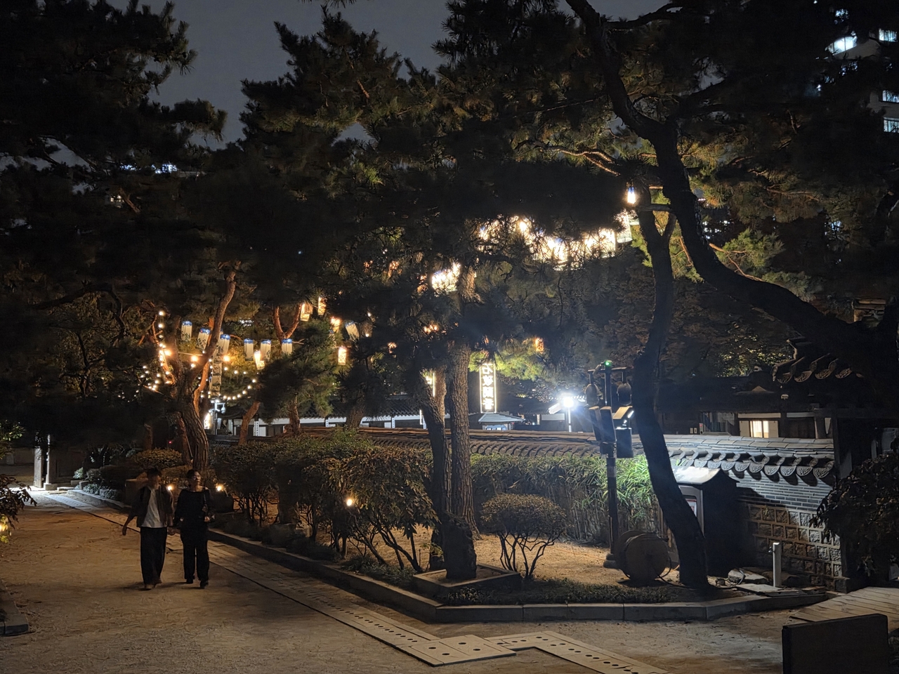 An evening view of Unhyeongung, once the residence of Heungseon Daewongun, King Gojong’s father, in central Seoul. (Park Yuna/The Korea Herald)
