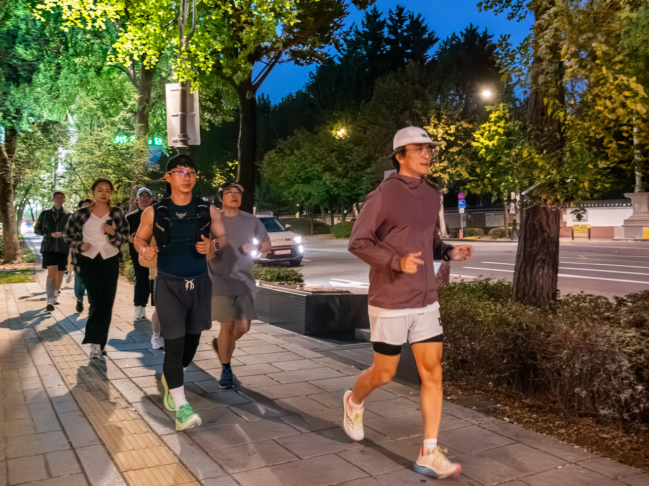 Participants take part in a nighttime run organized by the Seoul Museum of Craft Art and led by architect and Hongik University professor Cho Han. (Seoul Metropolitan Government)