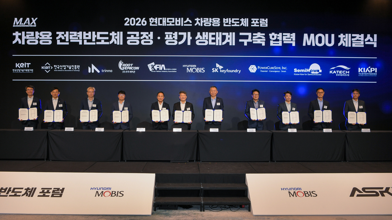 한국팹리스산업협회 김경호 회장(왼쪽부터), 현대모비스 이규석 사장, SK키파운드리 이동재 대표가 ASK 포럼 행사장에서 열린 ‘차량용 전력반도체 공정·평가 생태계 구축 협력 MOU 체결식’에서 기념 촬영을 하고 있다.  [현대모비스 제공]