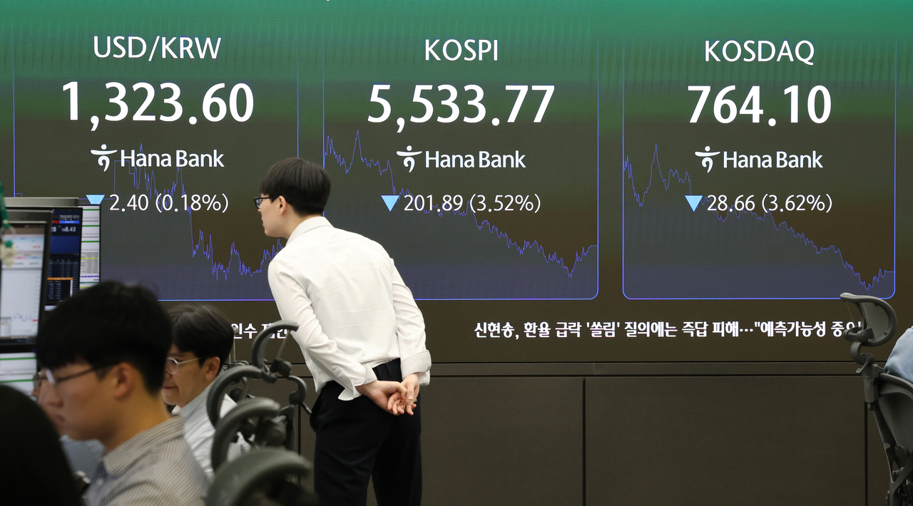 An electronic board showing the Korea Composite Stock Price Index at a dealing room of the Hana Bank headquarters in Seoul on Thursday. (Yonhap)