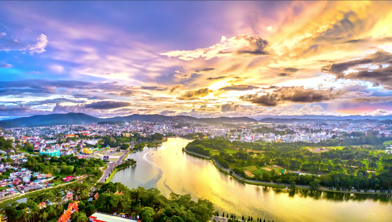 A view of Xuan Huong Lake in Dalat, Vietnam [Modoo Tour]