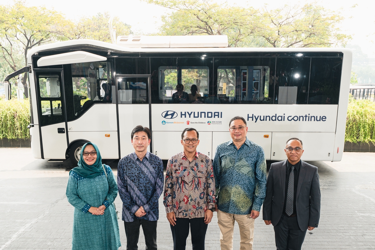 Officials pose for a photo at the launch ceremony for "Hyundai Universal Solution" held at Hyundai Motorstudio Senayan Park in Jakarta, Indonesia, on Wednesday (local time). From left: Maurani Mega Hapsari, director at Indonesia's Ministry of Primary and Secondary Education; Lee Geun-young, head of Hyundai Motor's Indonesia sales subsidiary; Mahardi Tunggul Wicaksono, director at Indonesia's Ministry of Industry; Franciscus Soerjopranoto, chief operating officer of Hyundai Motor's Indonesia sales subsidiary; and Agni Pratama, chief operating officer of Save the Children Indonesia. [Hyundai Motor]