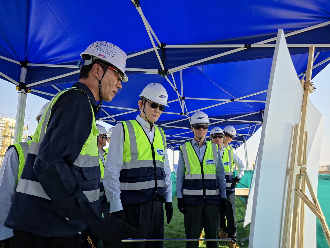Samsung Electronics Chairman Lee Jae-yong inspects key sections of the Al Dhafra gas-fired power plant construction site in the UAE on Wednesday (local time). [Samsung Electronics]