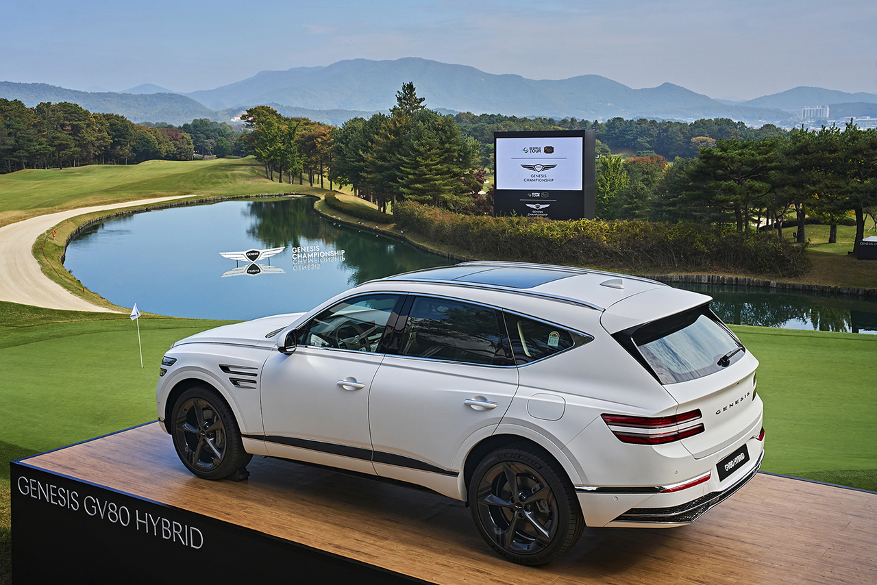 A GV80 Hybrid on display at the 18th hole of Woojung Hills Country Club in Cheonan, South Chungcheong Province, the venue for the 2026 Genesis Championship, which opened Thursday. The SUV is offered as a prize to the tournament winner. [Genesis]