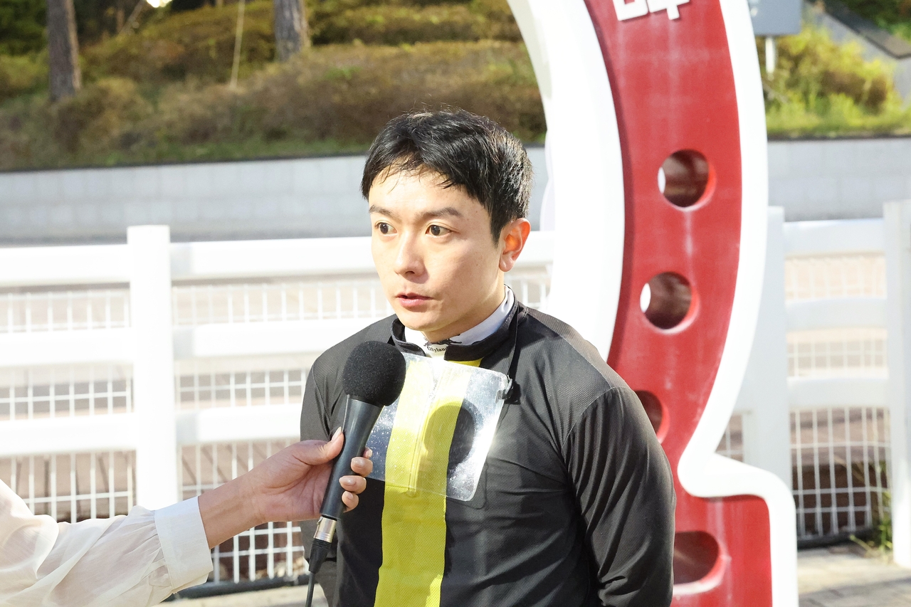 Jockey Seo Seung-un speaks to reporters after recording his 1,000th career win Friday.
