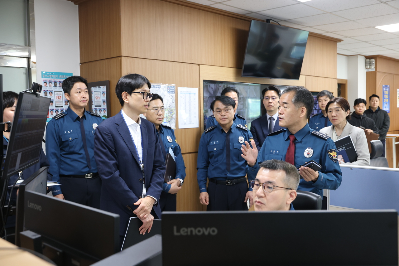 김종철 경찰청장 직무대행이 22일 서울 마포경찰서를 방문해 관계성 범죄 피해자 보호 실태를 점검하고 있다. [경찰청 제공]