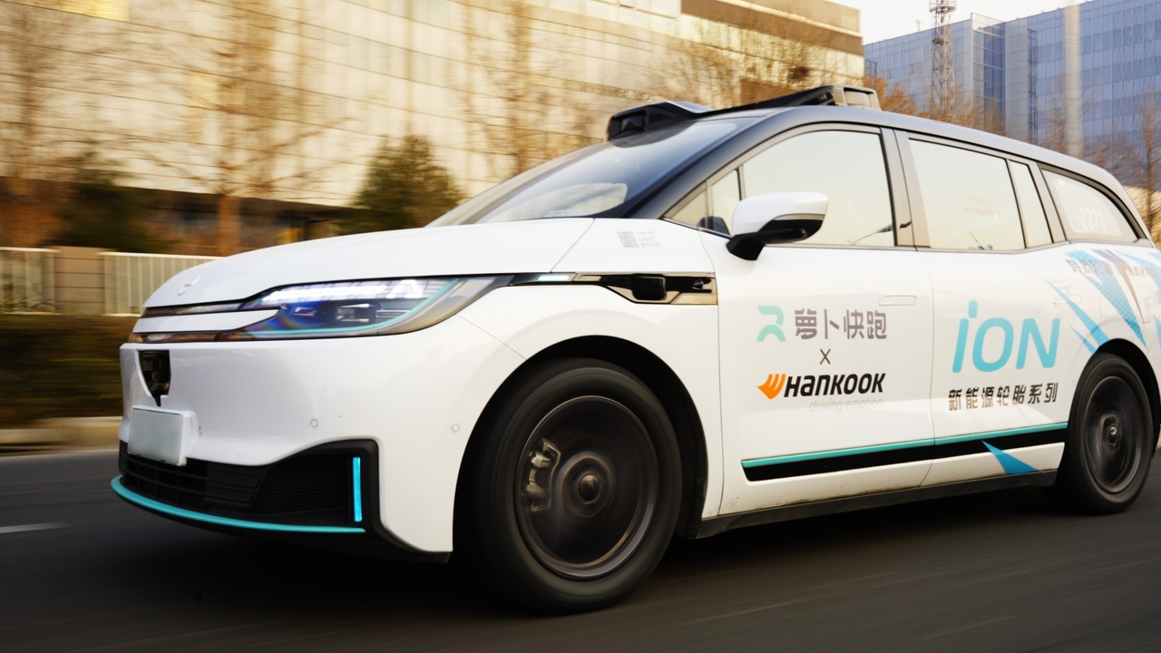 An autonomous vehicle operated by Baidu's driverless robotaxi service Apollo Go. Hankook Tire & Technology supplies the service with its EV-dedicated iON ST AS tire. [Hankook Tire & Technology]