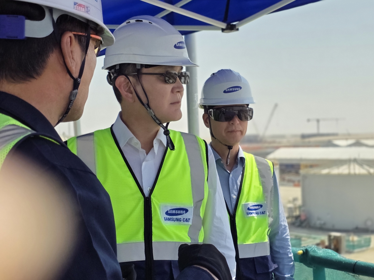 Samsung Electronics Chairman Lee Jae-yong inspects key sections of the Al Dhafra gas-fired power plant construction site in the UAE on Wednesday (local time). [Samsung Electronics]