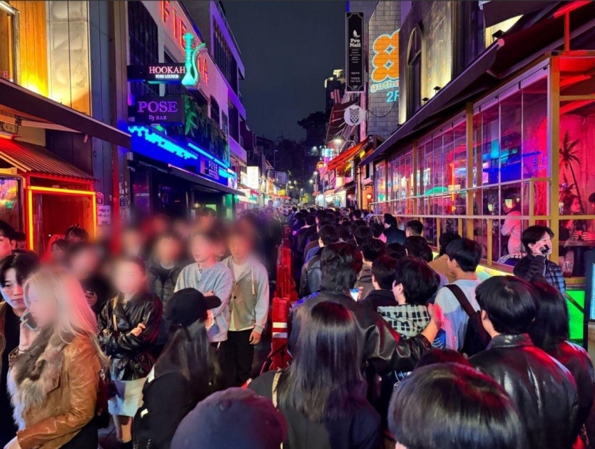 Crowds fill the World Food Street area in Itaewon, Yongsan-gu, Seoul on Halloween last year. [Yonhap]