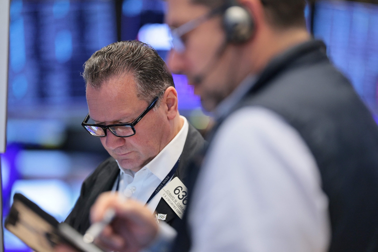 21일(현지시간) 미국 뉴욕증권거래소(NYSE) 객장에서 트레이더들이 업무를 보고 있다.[AFP]