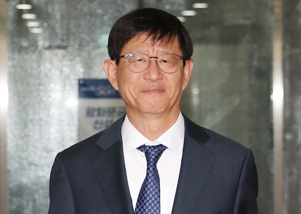 최길수 특별감찰관 후보자가 22일 서울 종로구 특별감찰관 사무실로 들어서고 있다. [연합]