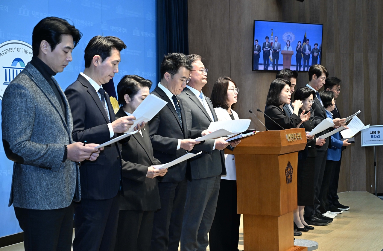 국회 과학기술정보방송통신위원회 소속 더불어민주당 등 범여권 의원들이 22일 오전 서울 여의도 국회 소통관에서 긴급 기자회견을 열고 헌법재판소의 이진숙 의원 ‘자기 사건 감사’ 제척 유지 결정과 관련한 입장을 밝히고 있다. 이상섭 기자